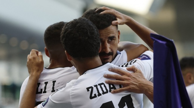 Penyerang Irak Aymen Hussein merayakan bersama rekan satu timnya setelah mencetak gol ke gawang Vietnam di laga pamungkas Grup D Piala Asia 2023 yang digelar di Stadion Jassim bin Hamad, Doha, Rabu, 24 Januari 2024.KARIM JAAFAR / AFP