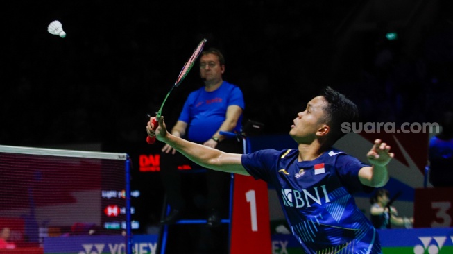 Pebulu tangkis Tunggal Putra Indonesia Anthony Sinisuka Ginting saat bertanding dengan Tunggal Putra Thailand Kantaphon Wangcharoen dalam babak 32 besar turnamen Indonesia Masters 2024 di Istora Senayan, Jakarta, Selasa (24/1/2024). [Suara.com/Alfian Winanto]