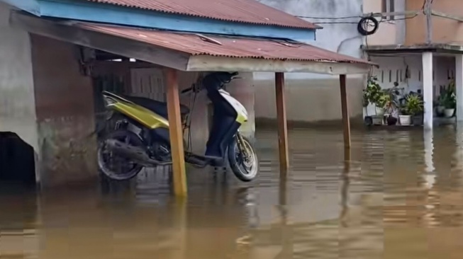 Sintang Dilanda Banjir, Warga Sampai Gantung Motor di Atap Rumah