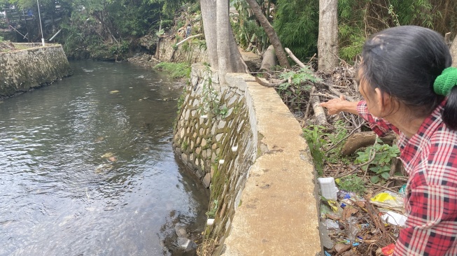 Kali Cipinang di Kawasan Ciracas jadi tempat aksi bejat remaja SMP cabuli anak di bawah umur. [Suara.com/Faqih]