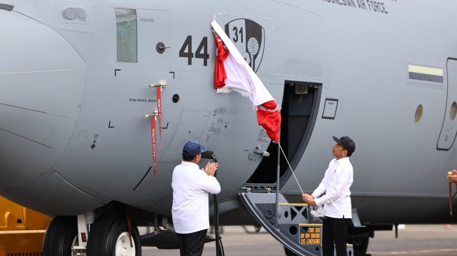 Presiden, Prabowo, dan KSAU Kompak Pakai Jaket Bomber Saat Serah Terima C-130J Super Hercules