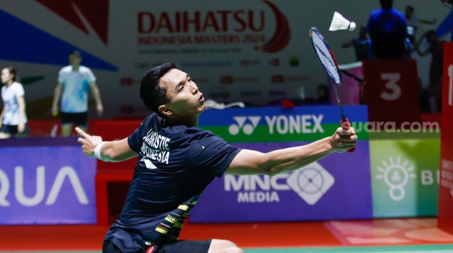 Pebulu tangkis Tunggal Putra Indonesia Jonatan Christie saat bertanding dengan Tunggal Putra Cina Lu Guang Zu dalam babak 32 besar turnamen Indonesia Masters 2024 di Istora Senayan, Jakarta, Selasa (17/6/2023). [Suara.com/Alfian Winanto]