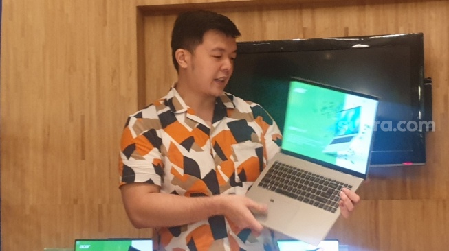 Matius Tirtawirya, Consumer Product Manager Acer Indonesia memperkenalkan Aspire Vero 16 dalam acara temu media, di Jakarta, Selasa (23/1/2024).