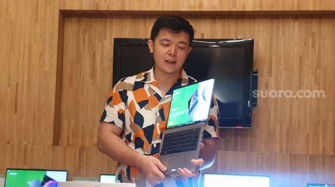 Matius Tirtawirya, Consumer Product Manager Acer Indonesia memperkenalkan Swift Go 14 dalam acara temu media, di Jakarta, Selasa (23/1/2024). [Suara.com/Dythia Novianty]