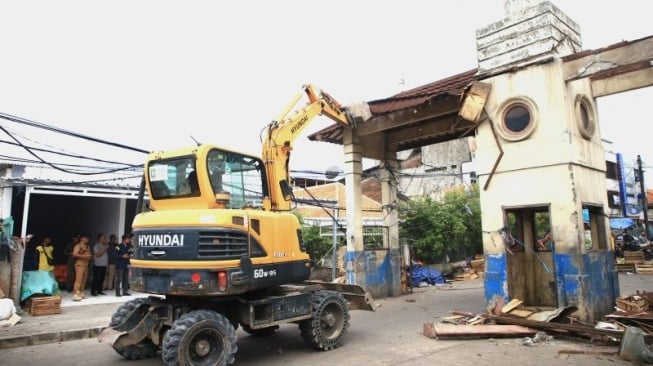 Pembongkaran gapura yang merupakan akses masuk ke Pasar Anyar Kota Tangerang, Banten jelang revitalisasi oleh kementrian PUPR. [ANTARA/HO-Pemkot Tangerang]