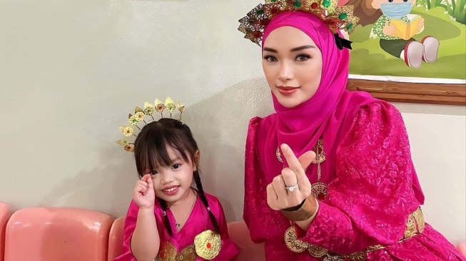 Zaskia Gotik bersama putrinya, Arsila. [Instagram]