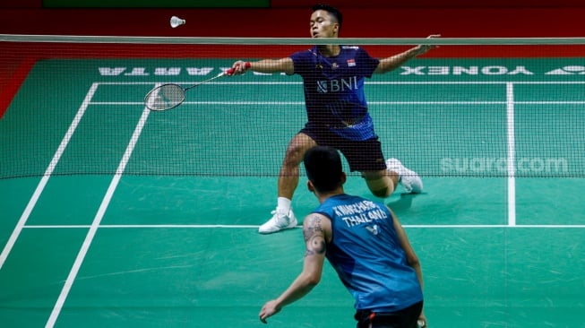 Pebulu tangkis Tunggal Putra Indonesia Anthony Sinisuka Ginting saat bertanding dengan Tunggal Putra Thailand Kantaphon Wangcharoen dalam babak 32 besar turnamen Indonesia Masters 2024 di Istora Senayan, Jakarta, Selasa (24/1/2024). [Suara.com/Alfian Winanto]