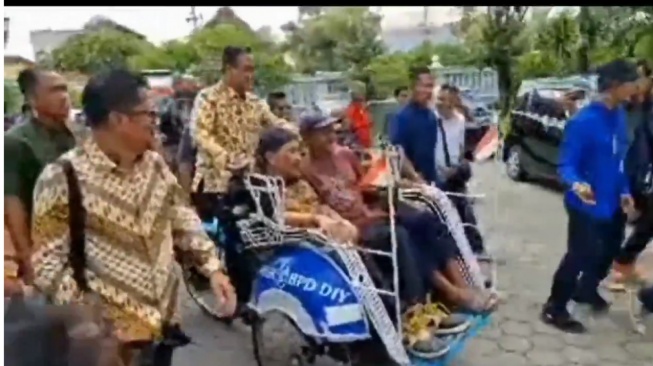 Momen Anies Baswedan Kayuh Becak di Yogya, Netizen Kasih Peringatan: Jangan Jadi Jokowi Kedua