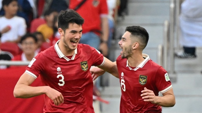 Bek Timnas Indonesia, Sandy Walsh melakukan selebrasi setelah mencetak gol pertama timnya pada pertandingan terakhir Grup D Piala Asia 2023 antara Jepang vs Timnas Indonesia di Stadion al Thumama di Doha pada 24 Januari 2024.Giuseppe CACACE / AFP.