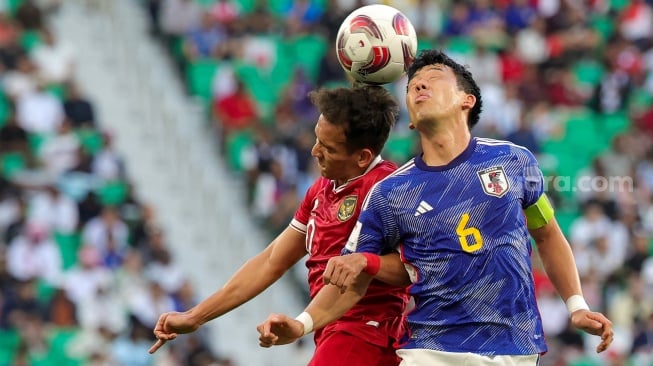 Gelandang Jepang Wataru Endo bersaing untuk mendapatkan sundulan pada pertandingan sepak bola Grup D Piala Asia 2023 antara Jepang dan Indonesia di Stadion al-Thumama, Doha,  Qatar, Rabu (24/1/2024). [Giuseppe CACACE / AFP]