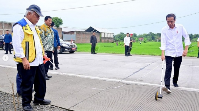 Jokowi Turun Tangan Perbaiki Jalan Solo-Purwodadi, Warganet: Apakah 10 Tahun Terakhir Jateng Ga Ada Gubernur?