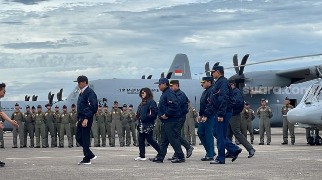 Hadiri Serah Terima Super Hercules Ke TNI AU, Jokowi-Prabowo Kompak Pake Topi Dan Jaket Bomber