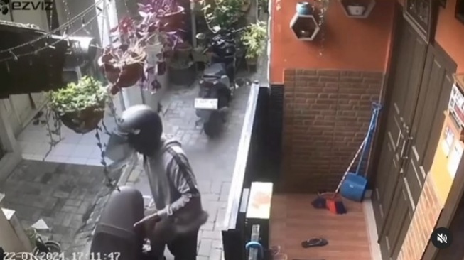 Viral Aksi Pria Mencuri Kucing dan Dimasukkan ke Jok Motor Terekam CCTV