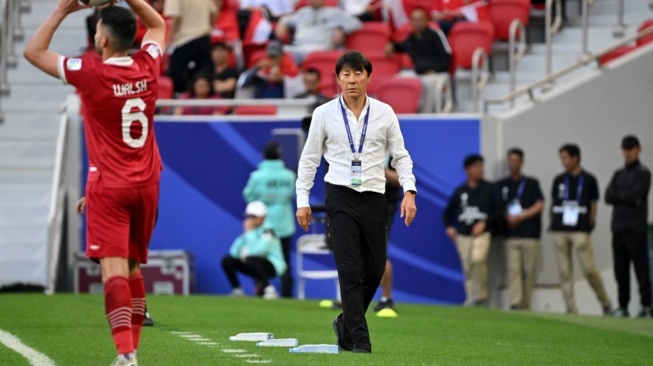 Gestur Pelatih Indonesia asal Korea Selatan Shin Tae-yong di tengah pertandingan Grup D Piala Asia 2023 kontra Jepang di Stadion al-Thumama, Doha, Rabu, 24 Januari 2024.HECTOR RETAMAL / AFP