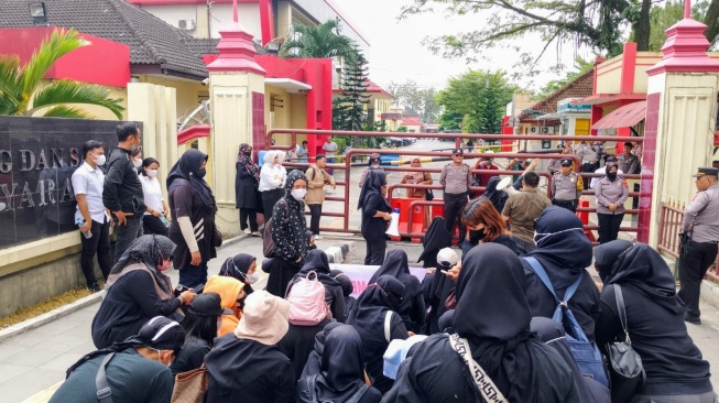 Guru Honorer Demo Polda Sumut, Minta Selidiki Dugaan Kejanggalan Seleksi PPPK di Langkat