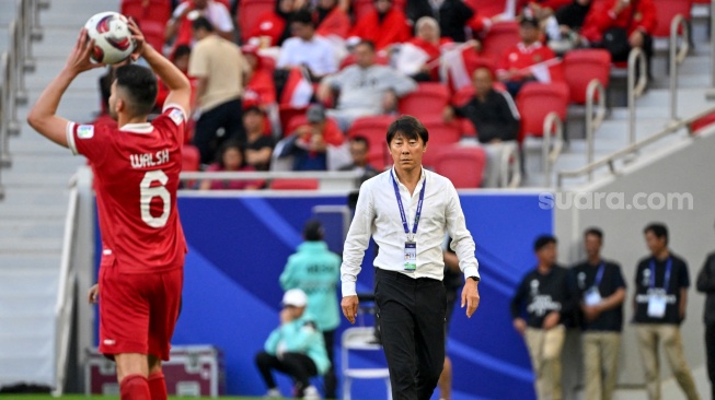 Pelatih Indonesia Shin Tae-yong menyaksikan sepak bola Grup D Piala Asia 2023 antara Jepang dan Indonesia di Stadion al-Thumama, Doha,  Qatar, Rabu (24/1/2024). [HECTOR RETAMAL / AFP]