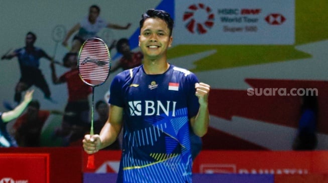 Pebulu tangkis Tunggal Putra Indonesia Anthony Sinisuka Ginting saat bertanding dengan Tunggal Putra Thailand Kantaphon Wangcharoen dalam babak 32 besar turnamen Indonesia Masters 2024 di Istora Senayan, Jakarta, Selasa (24/1/2024). [Suara.com/Alfian Winanto]