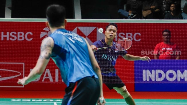 Pebulu tangkis Tunggal Putra Indonesia Anthony Sinisuka Ginting saat bertanding dengan Tunggal Putra Thailand Kantaphon Wangcharoen dalam babak 32 besar turnamen Indonesia Masters 2024 di Istora Senayan, Jakarta, Selasa (24/1/2024). [Suara.com/Alfian Winanto]