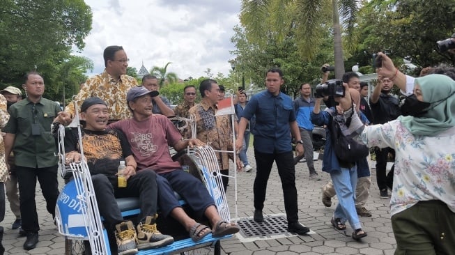 Usai Jalan Kaki Sowan Sri Sultan HB X, Anies Narik Becak ke Malioboro