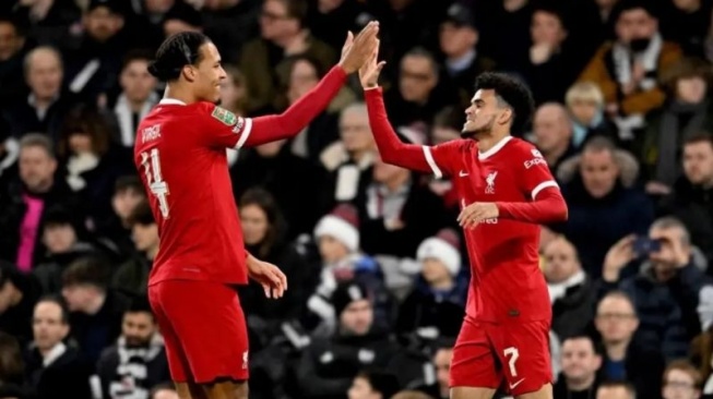 Luis Diaz (kiri) melakukan selebrasi dengan rekan setimnya Virgil van Dijk setelah mencetak gol untuk Liverpool dalam pertandingan leg kedua semifinal Carabao Cup lawan Fulham di Craven Cottage pada Kamis (25/1/2024). ANTARA/HO-Livepoolfc