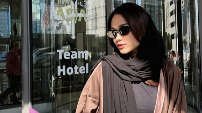 Cantiknya Azizah Salsha Kenakan OOTD Sopan dan Tertutup di Qatar, Bikin Pratama Arhan Makin Semangat?