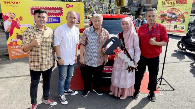 Perwakilan Sharp Indonesia menyerahkan hadiah 1 unit mobil kepada pemenang program Sharp Lovers Day Sharp. [Sharp Electronics Indonesia]