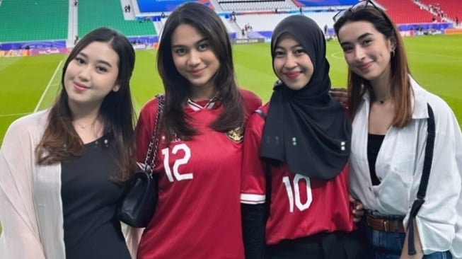 Adu Gaya WAGs Timnas Indonesia di Qatar (Instagram/@azizahsalsha_)