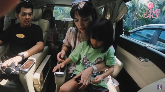 Momen Dinar Candy Momong Anak-anak Ko Apex (YouTube/Dinar Candy)