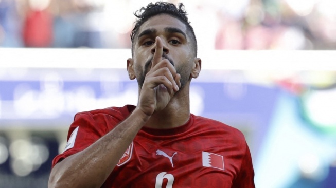 Penyerang Timnas Bahrain, Abdulla Yusuf Helal berselebrasi usai mencetak gol ke gawang Yordania di Stadion Al-Janoub di Al-Wakrah, Doha selatan, Qatar, (25/1/2024) malam WIB. [KARIM JAAFAR / AFP]