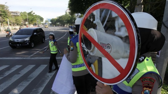Sejumlah polisi melakukan sosialisasi larangan pemakaian knalpot brong pada kendaraan bermotor di tempat Surabaya, Jawa Timur, Kamis (25/1/2024) [ANTARA FOTO/Didik Suhartono/foc]