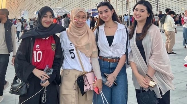 Adu Gaya WAGs Timnas Indonesia di Qatar (Instagram/@dewivinandita)