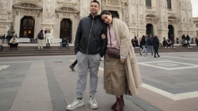 Nagita Slavina dan Raffi Ahmad di Italia. (Instagram/@raffinagita1717)