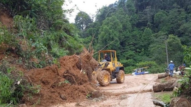 Ilustrasi ruas jalan rawan longsor di Lebak, Banten- Ruas jalan yang menghubungkan antara Gunung Luhur - Cipulus Kabupaten Lebak terjadi longsor usai dilanda hujan lebat disertai angin kencang belum lama ini.[ANTARA/HO-PUPR Banten]