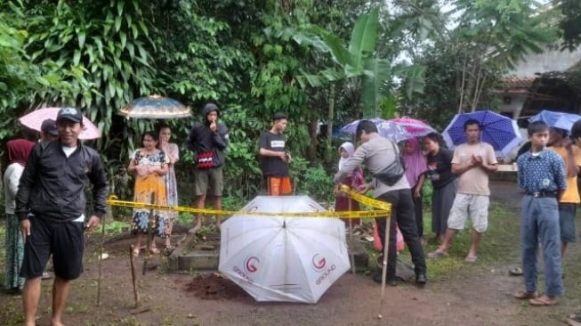 Warga Gunungsari Geger Temukan Janin Terbungkus Kain Kafan, Diduga Diperlakuan Sadis