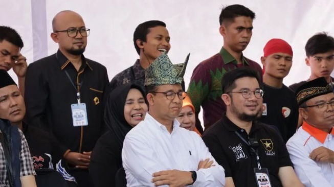 Bacaan Al Fatihah Anies Baswedan saat Jadi Imam Salat Disorot, Netizen Senggol Kartika Putri