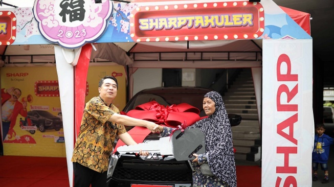 Perwakilan Sharp Indonesia menyerahkan hadiah grand prize program Sharp Spektakuler. [Sharp Electronics Indonesia]