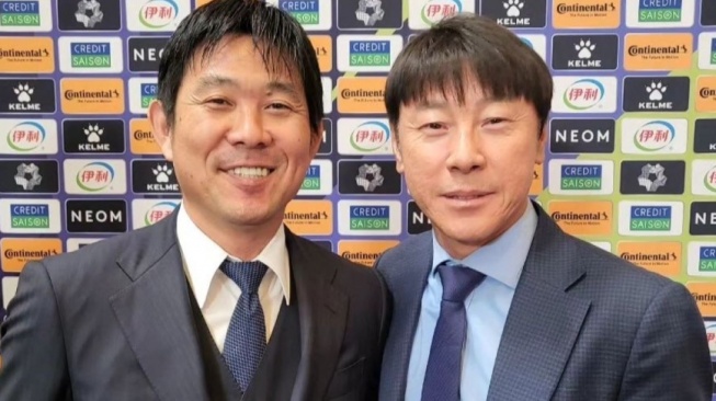 Pelatih Timnas Jepang, Hajime Moriyasu (kiri) bersama pelatih Timnas Indonesia, Shin Tae-yong dalam perhelatan Piala Asia 2023. [doc. AFC]