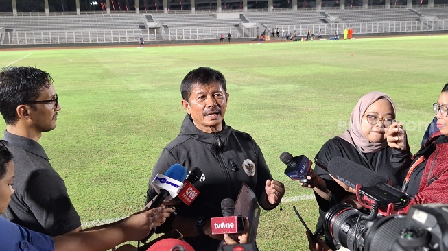 Pelatih Timnas Indonesia U-20, Indra Sjafri saat ditemui di Stadion Madya, Senayan, Jakarta, Kamis (25/1/2024). (Suara.com / Adie Prasetyo Nugraha)