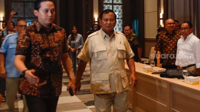 Calon Presiden nomor urut 2 Prabowo Subianto saat Kunjungi kantor Konferensi Waligereja Indonesia (KWI) di Jakarta, Jumat (26/1/2024). [Suara.com/Alfian Winanto]