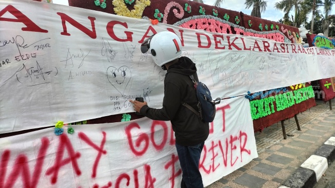 Masyarakat membubuhkan tanda tangan melawan kecurangan Pilpres. [Suara.com/M.Aribowo]