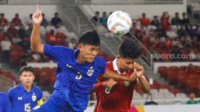 Pesepak bola Timnas Indonesia U20 Arkhan Kaka berebut bola atas dengan pemain Thailand saat pertandingan U20 International Friendly Match antara Indonesia U20 dan Thailand U20 di Stadion Utama Gelora Bung Karno (SUGBK), Jakarta, Jumat (26/1/2024). [Suara.com/Alfian Winanto]