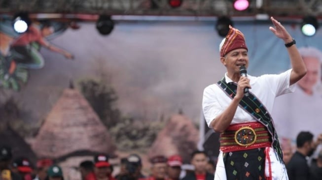 Bak Lautan Merah, Momen Ganjar Pranowo Dikepung Para Pendukungnya di Manggarai