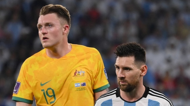 Bek Australia, Harry Souttar menempel ketat striker Argentina Lionel Messi dalam laga Piala Dunia 2022 Qatar. [AFP]