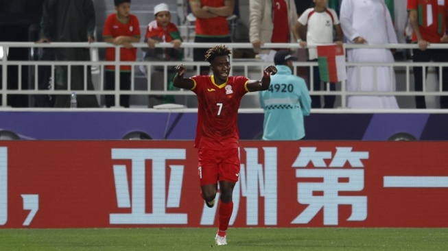 Penyerang Kirgistan, Joel Kojo selama pertandingan ketiga Grup F Piala Asia 2023 antara Kyrgyzstan vs Oman di Stadion Abdullah bin Khalifa di Doha pada 25 Januari 2024.KARIM JAAFAR / AFP.