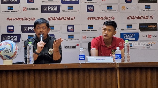 Pelatih Timnas Indonesia U-20 Indra Sjafri bersama Pemain Dony Tri Pamungkas hadiri konferensi pers selepas pertandingan melawan Thailand di SUGBK, Jumat (26/1/2024) (Suara.com/Adie Prasetyo Nugraha).