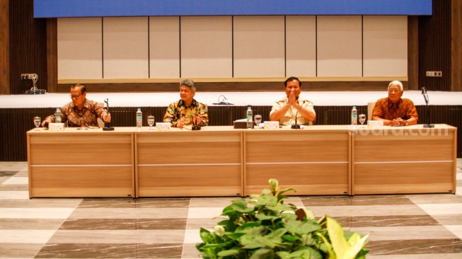 Calon Presiden nomor urut 2 Prabowo Subianto bersama Ketua Konferensi Waligereja Indonesia (KWI) Mgr. Antonius Subianto Bunjamin (kedua kiri), Uskup Agung Jakarta Kardinal Ignatius Suharyo (kiri) saat Kunjungi kantor Konferensi Waligereja Indonesia (KWI) di Jakarta, Jumat (26/1/2024). [Suara.com/Alfian Winanto]