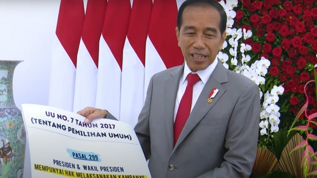 Presiden Joko Widodo atau Jokowi menunjukkan beberapa pasal di area di Undang Nomor 7 Tahun 2017 tentang Pemilihan Umum (Pemilu). (tangkap layar/ist)