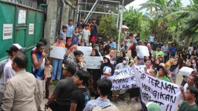 Timbulkan Bau Menyengat dan Banyak Lalat, Warga Minta Ternak Ayam di Gunung Sindur Ditutup