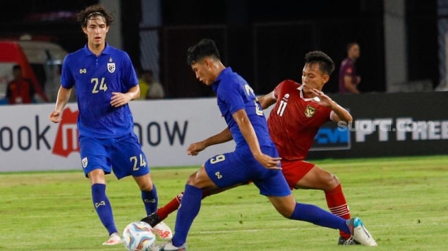 Pesepak bola Timnas Indonesia U20 Riski Afrisal berebut bola dengan pemain Thailand saat pertandingan U20 International Friendly Match antara Indonesia U20 dan Thailand U20 di Stadion Utama Gelora Bung Karno (SUGBK), Jakarta, Jumat (26/1/2024). [Suara.com/Alfian Winanto]