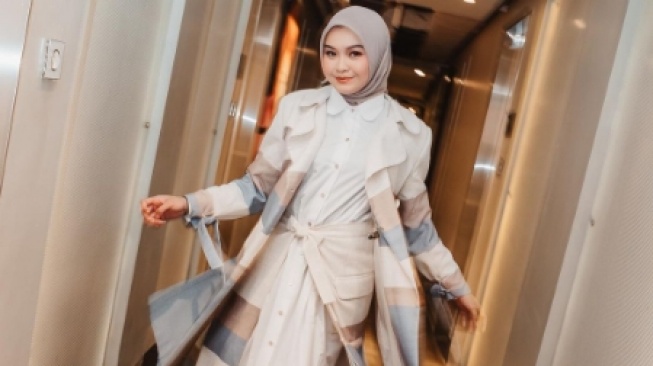 Pakai Outfit Monokrom dan Tak Pakai Tas Branded, OOTD Salma Salsabil Saat Kondangan Mahalini Dihujat Warganet